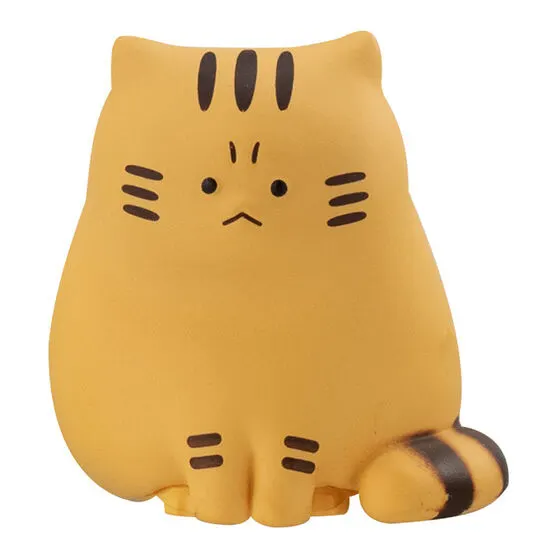 怒った猫ちゃあぁぁん あなざーからー お座りで怒ってる猫ちゃん