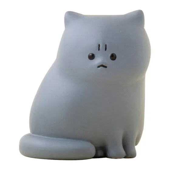 怒った猫ちゃあぁぁん 2 ななめに座って怒ってる猫ちゃん