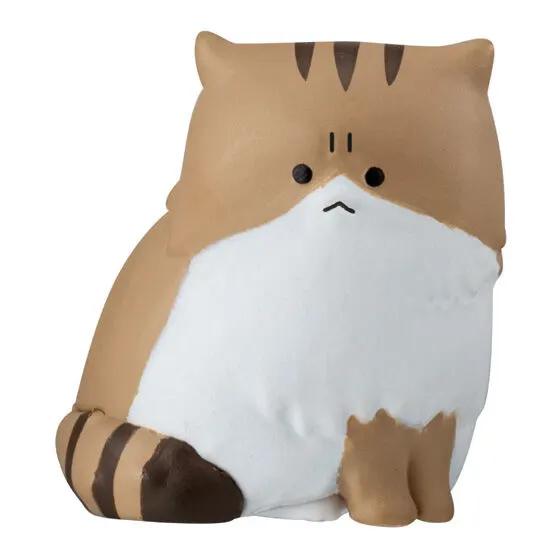 怒ったもふもふの猫ちゃあぁぁん 座りながら耳を立てて怒ってる猫ちゃん