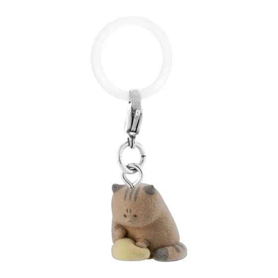 怒った猫ちゃあぁぁん ふわふわめじるしアクセサリー クッションをふみふみする怒ってる猫ちゃん